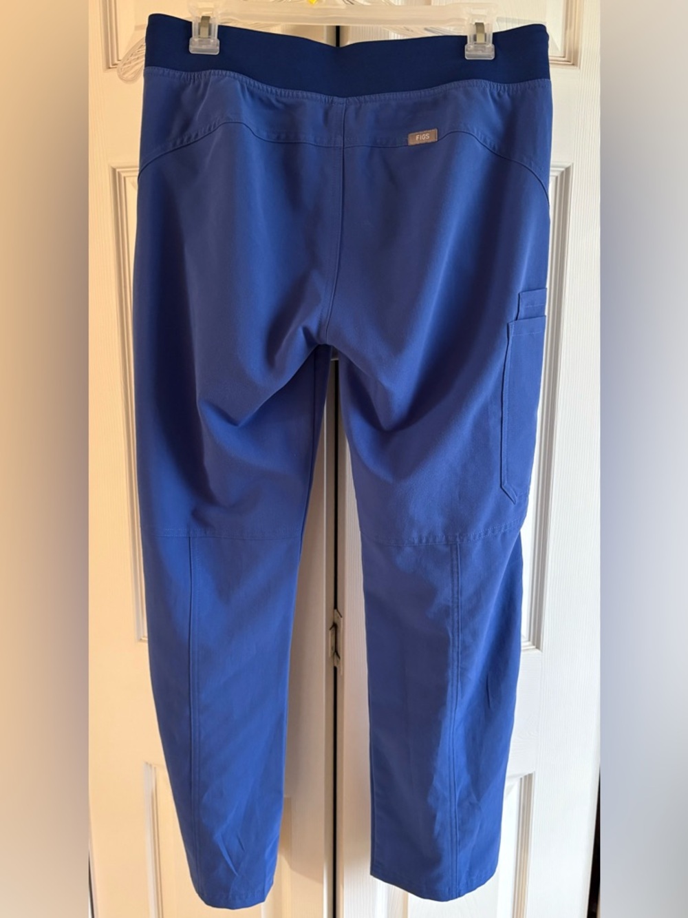 FIGS Kade Women’s Cargo Scrub Pants - Picture 2 of 7
